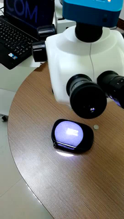 Un microscope dentaire avec caméra installé sur un fauteuil dentaire d'équipement dentaire