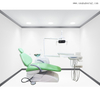 Chaise dentaire avec compresseur d'air et pièce à main dentaire et échelle LED avec une belle couleur verte
